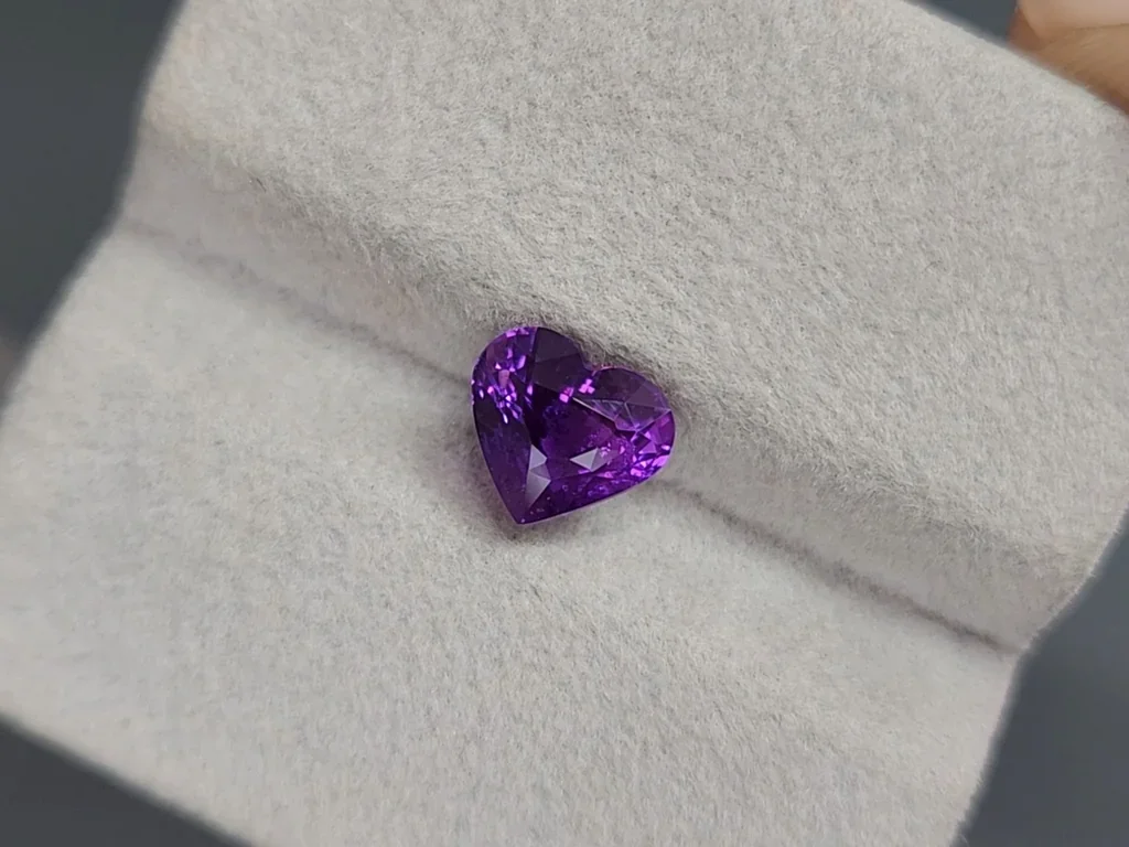 Unheated purple sapphire heart shape 2.55 carats, Sri Lanka Image №4