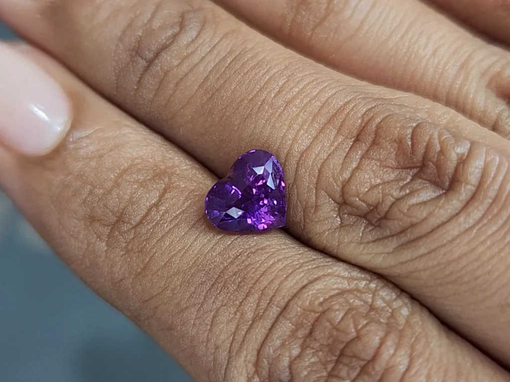 Unheated purple sapphire heart shape 2.55 carats, Sri Lanka Image №2