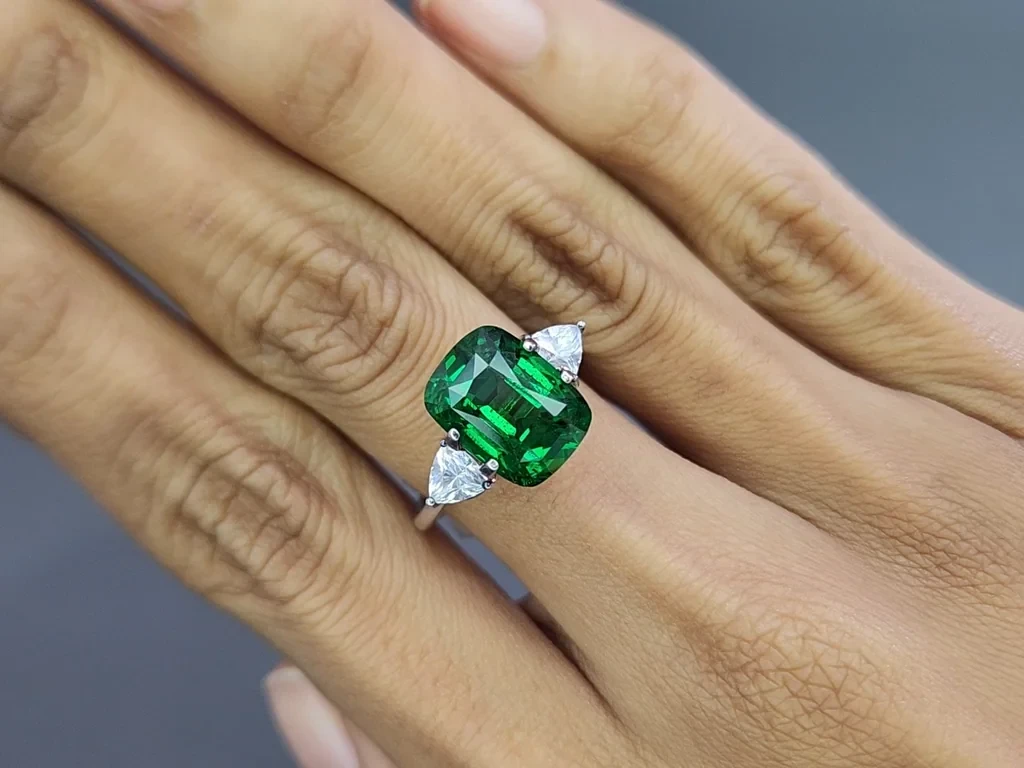 Garnet tsavorite cushion cut 5.49 carats, Africa Image №5