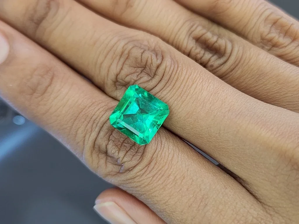 Emerald octagon cut 5.68 carats, Colombia Image №2