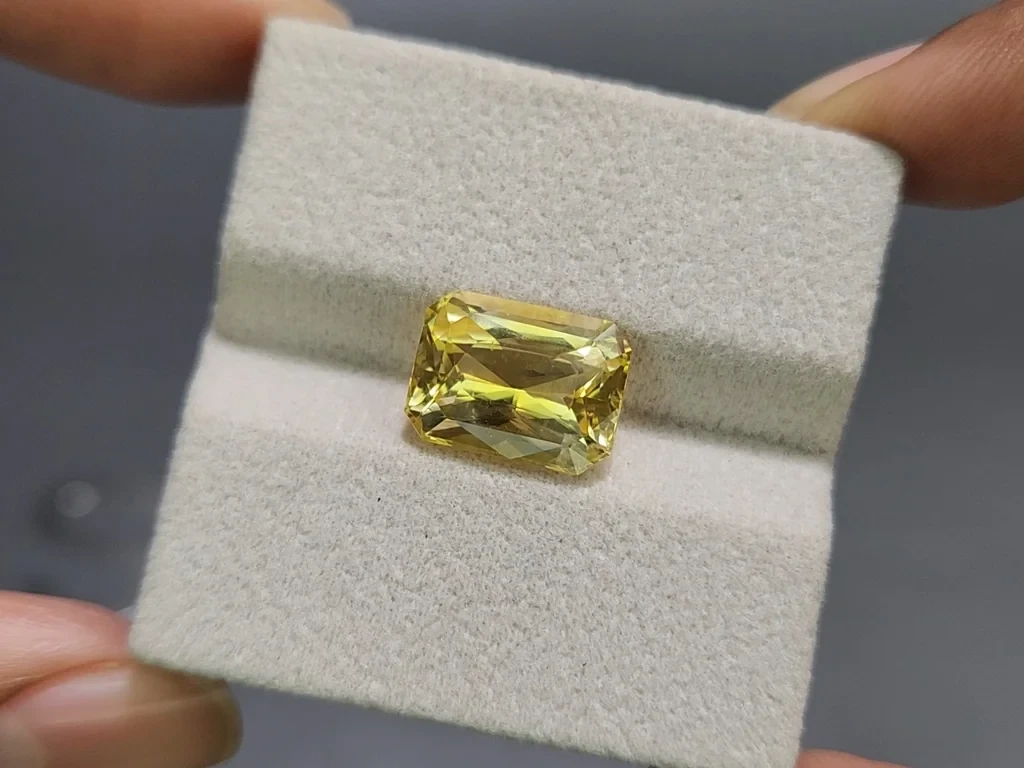 Unheated yellow sapphire radiant cut 8.51 carats, Sri Lanka Image №4