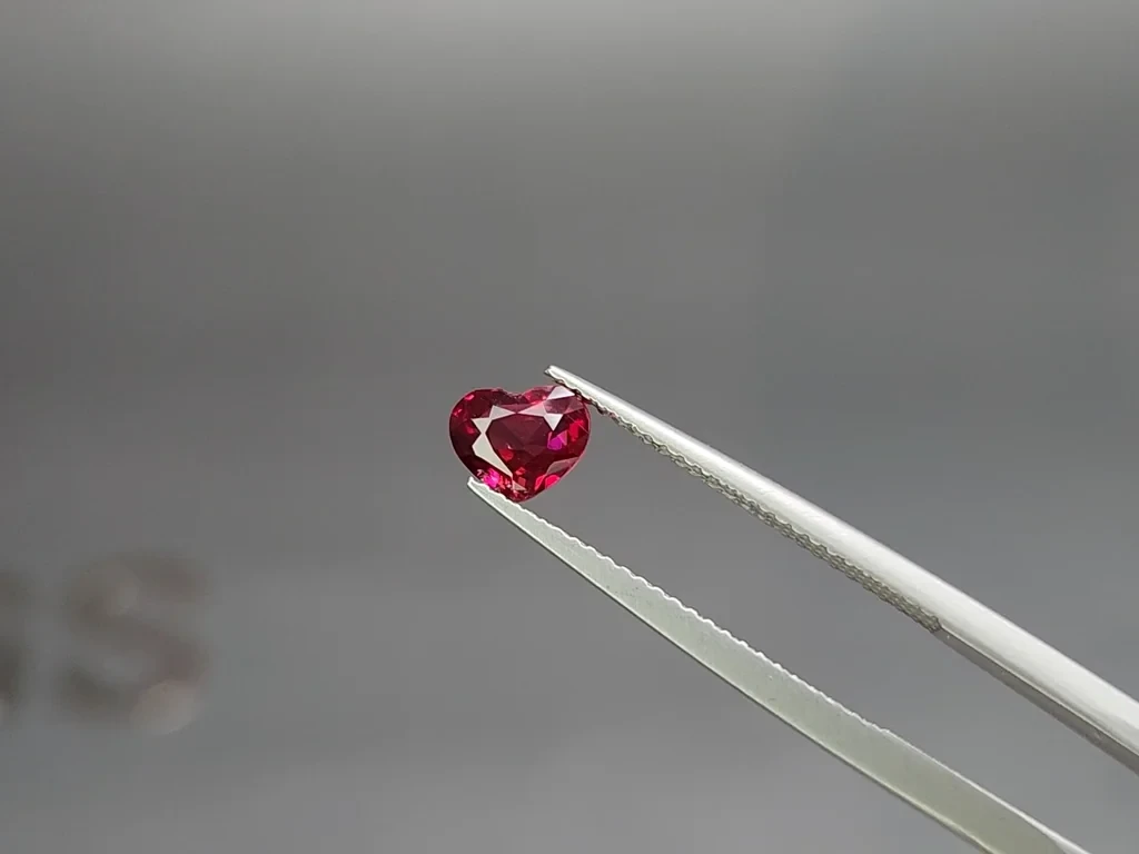Ruby Pigeon Blood heart shape 1.02 carats, Mozambique Image №3