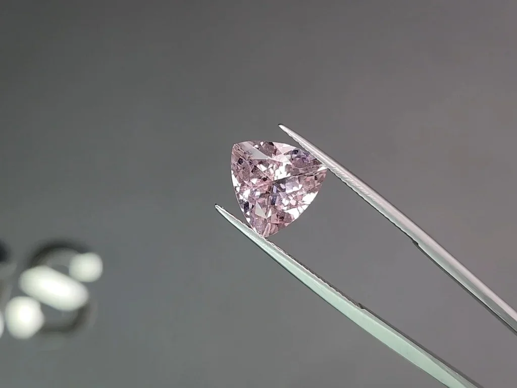 Trillion сut pink morganite 3.90 carats Image №3