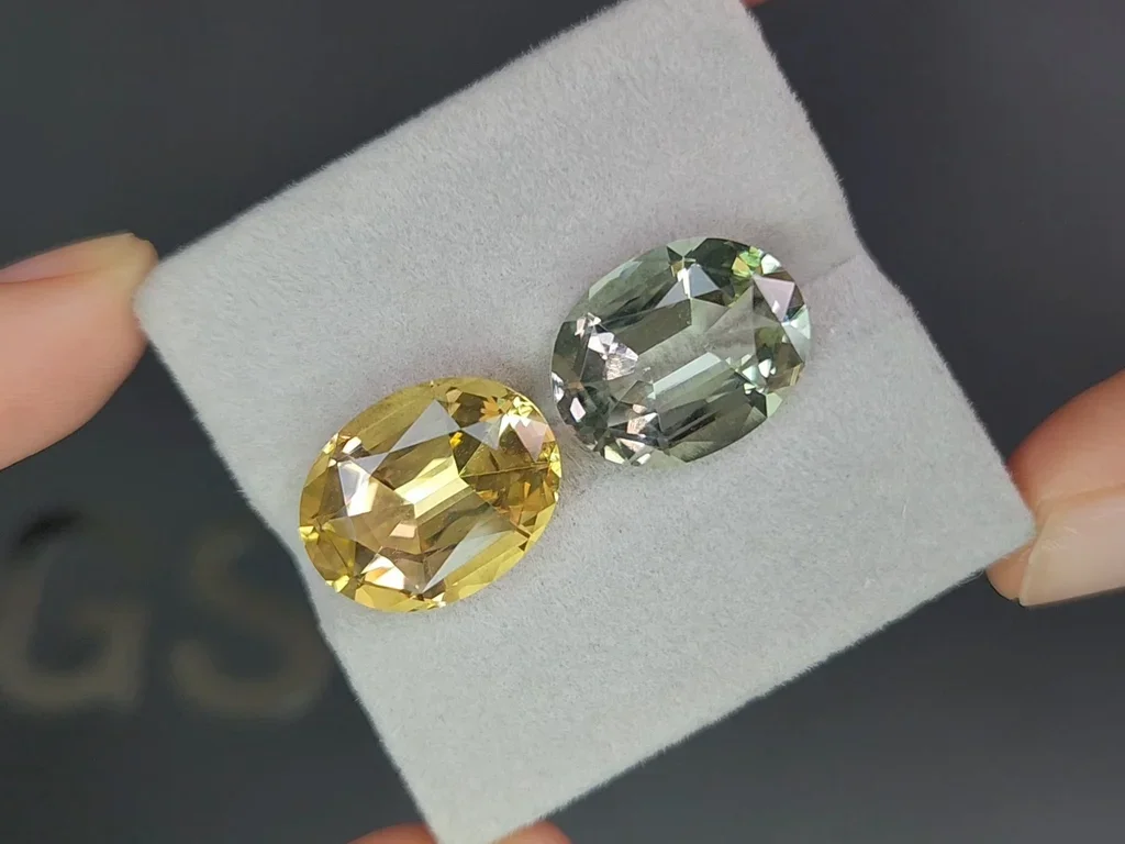 Contrasting pair of yellow citrine and prasiolite (green quartz) in a precision oval cut 19.40 carats, Africa Image №4