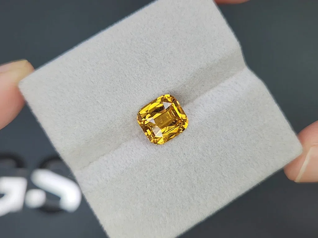 Vivid yellow cushion cut sapphire 3.65 carats, Sri Lanka Image №4