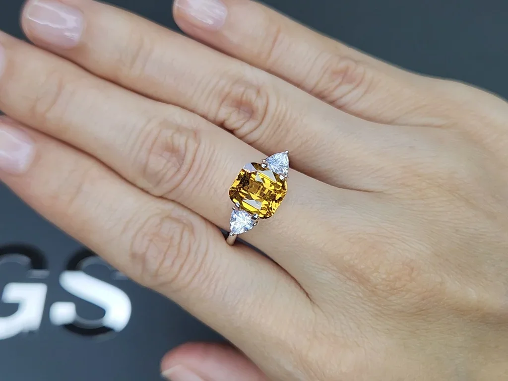Vivid yellow cushion cut sapphire 3.65 carats, Sri Lanka Image №5