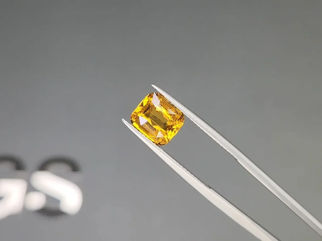 Vivid yellow cushion cut sapphire 3.65 carats, Sri Lanka Image №3
