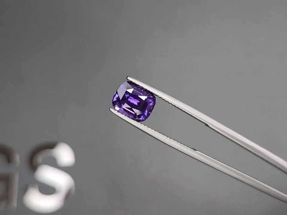 Purple-blue unheated sapphire in cushion cut 4.10 carats, Sri Lanka Image №3