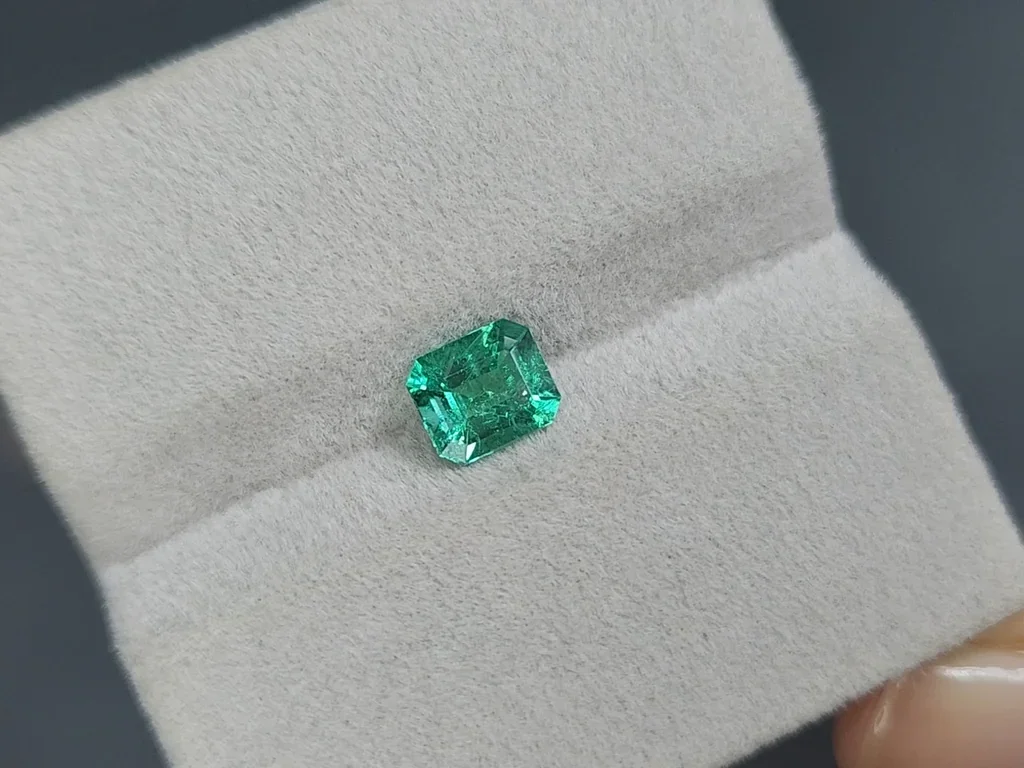 Emerald octagon cut 0.89 carats, Columbia Image №4