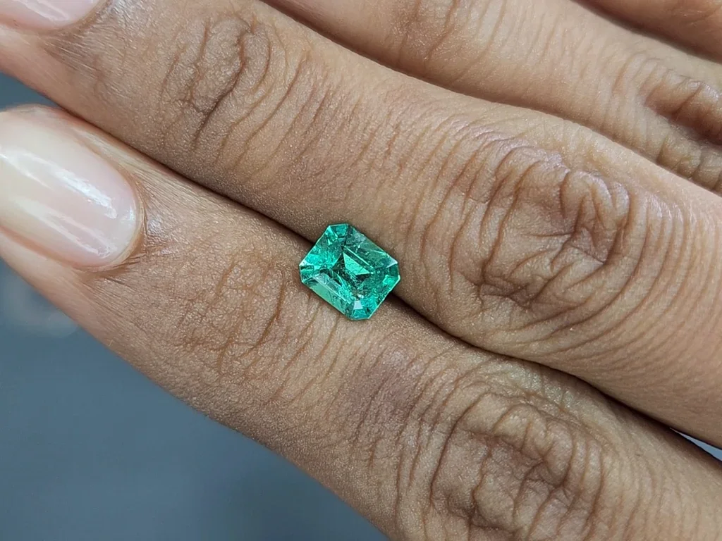 Emerald octagon cut 0.89 carats, Columbia Image №2