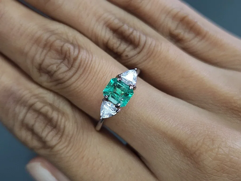 Emerald octagon cut 0.89 carats, Columbia Image №5