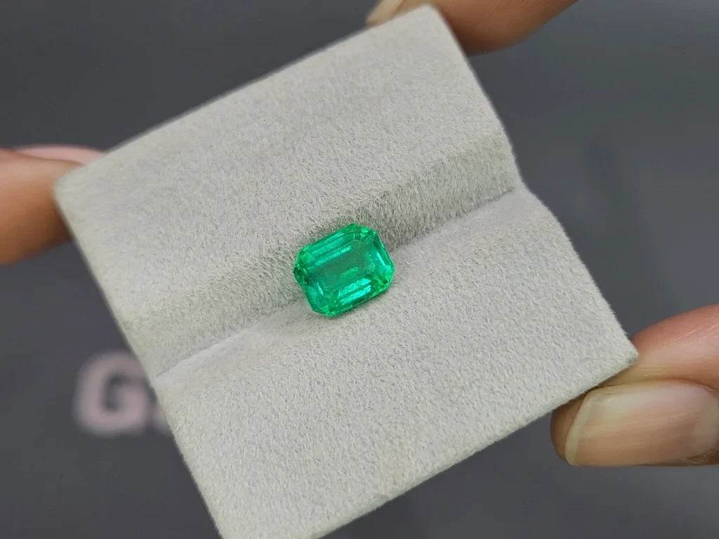 Intense Green emerald in octagon cut  2.49 carats, Colombia Image №4