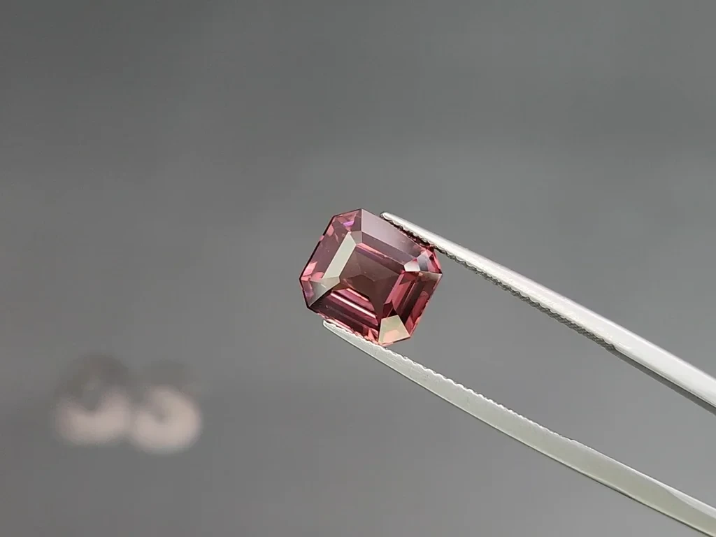 Purple zircon octagon cut 5.77 carats, Tanzania Image №3