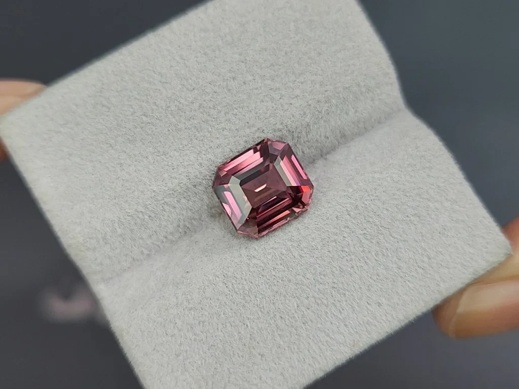 Purple zircon octagon cut 5.77 carats, Tanzania Image №4