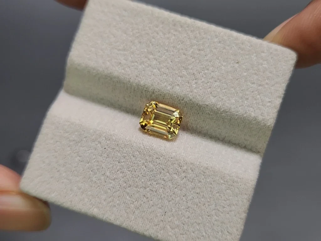Unheated yellow sapphire emerald cut 2.05 carats, Sri Lanka Image №4