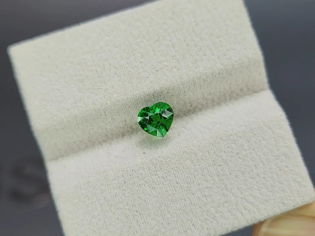 Tsavorite garnet heart shape 1.15 carats, Africa Image №4