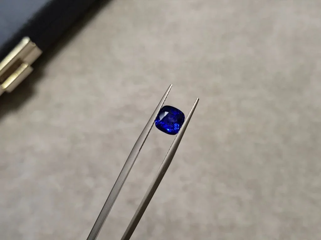Royal blue sapphire in cushion cut 2.04 ct, Sri Lanka Image №3