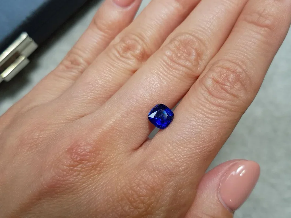 Royal blue sapphire in cushion cut 2.04 ct, Sri Lanka Image №4