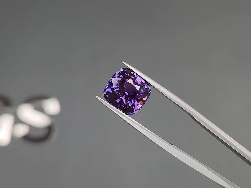 Purple sapphire in cushion cut 6.12 carats, Madagascar  Image №3