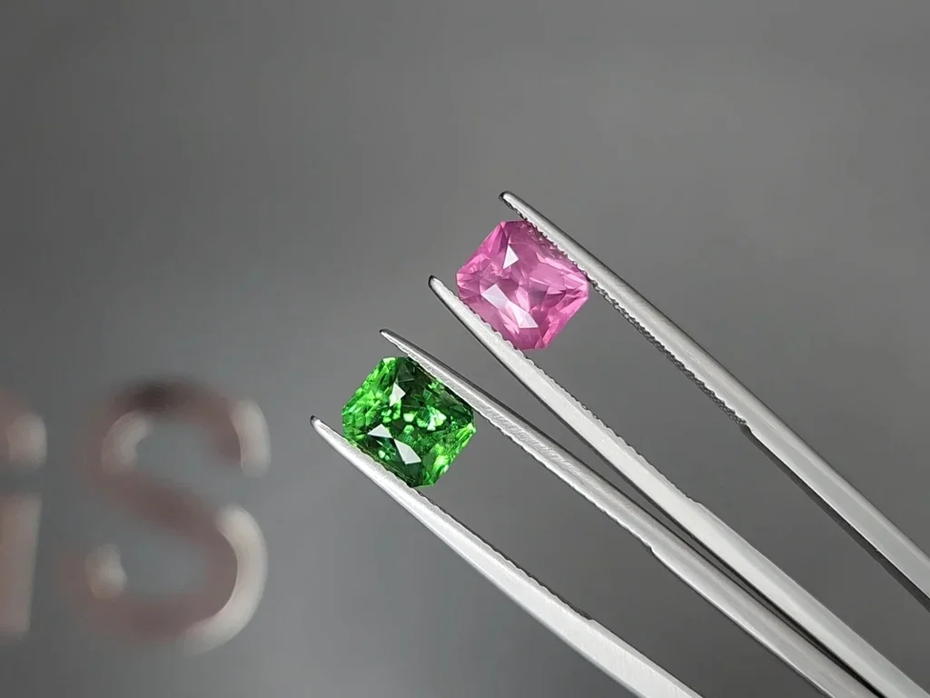 Pair of vivid pink spinel and intense green tsavorite in radiant cut 4.07 carats, Tanzania Image №3