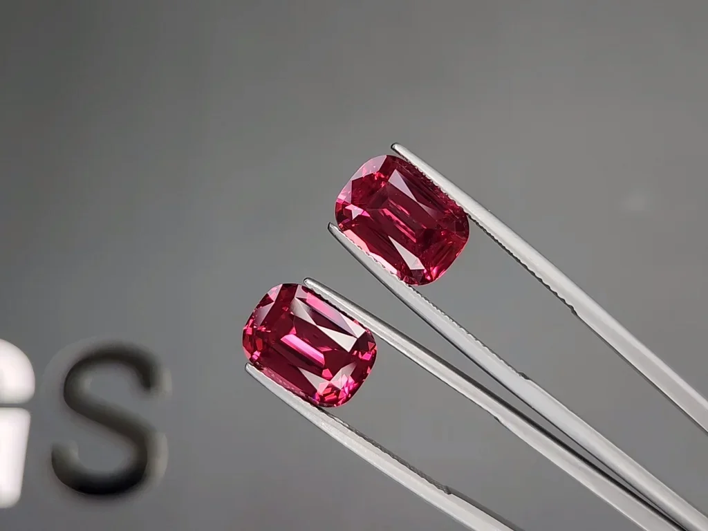 Pair of Vibrant Pink-Red Mahenge spinels in cushion cut 10.46 carats, Tanzania  Image №3