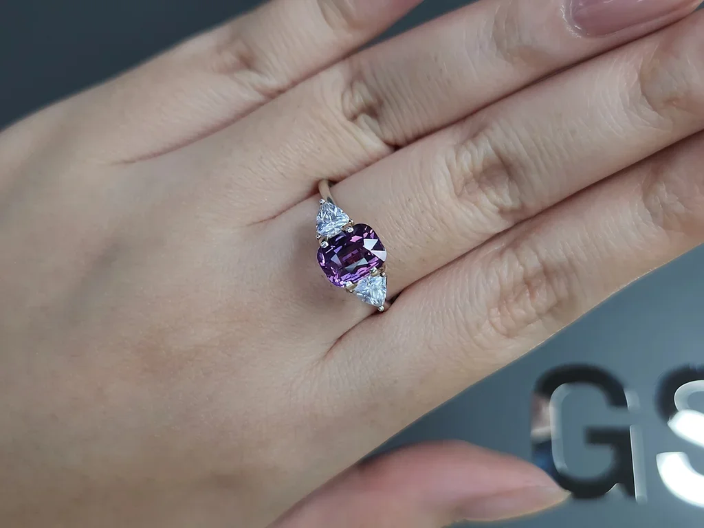 Sapphire color change in cushion cut 6.75 carats, Sri Lanka Image №5