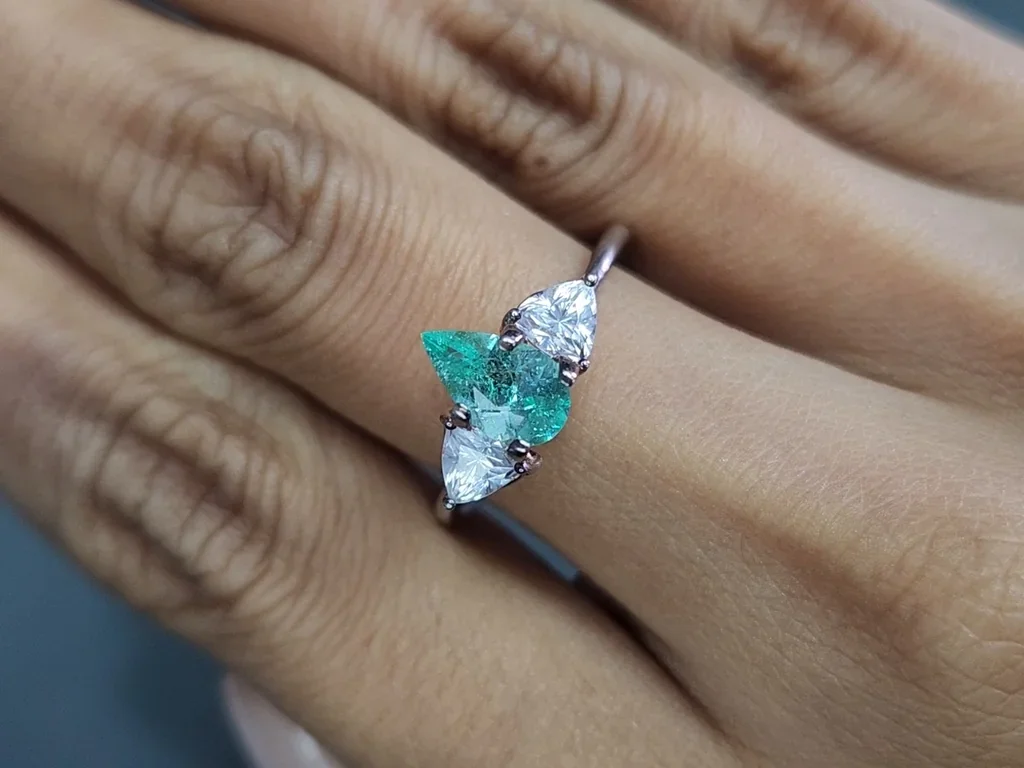 Emerald pear cut 0.76 carats, Colombia Image №5