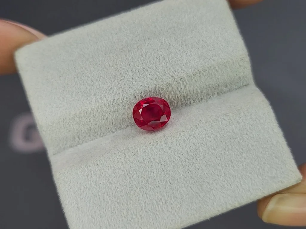 Unheated ruby Pigeon's Blood oval cut 2.00 carats, Burma (Mogok) Image №4