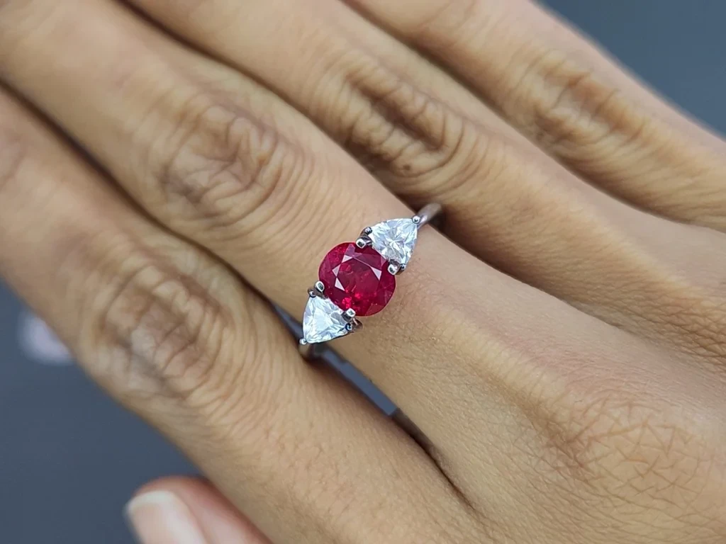 Unheated ruby Pigeon's Blood oval cut 2.00 carats, Burma (Mogok) Image №5