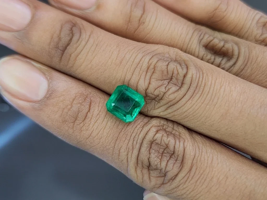 Emerald octagon cut 3.30 carats, Colombia Image №2