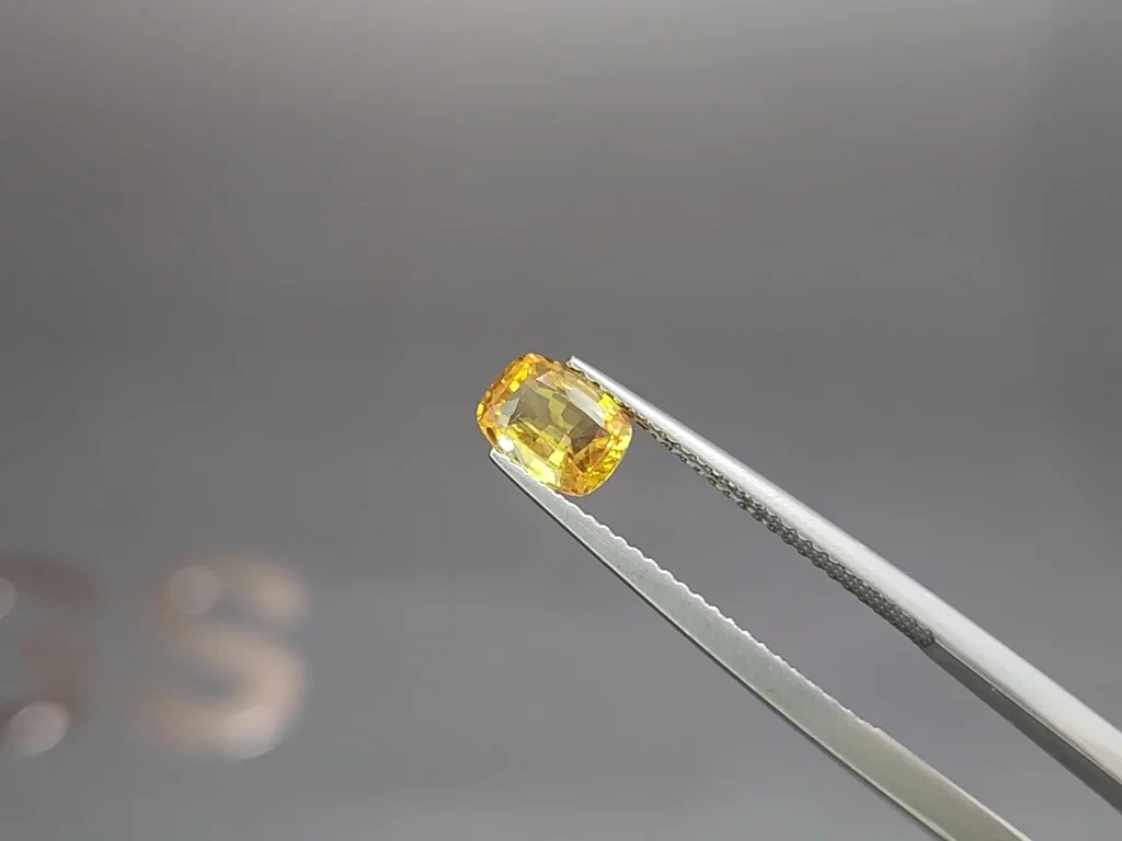 Yellow sapphire cushion cut 1.13 carats, Madagascar Image №3