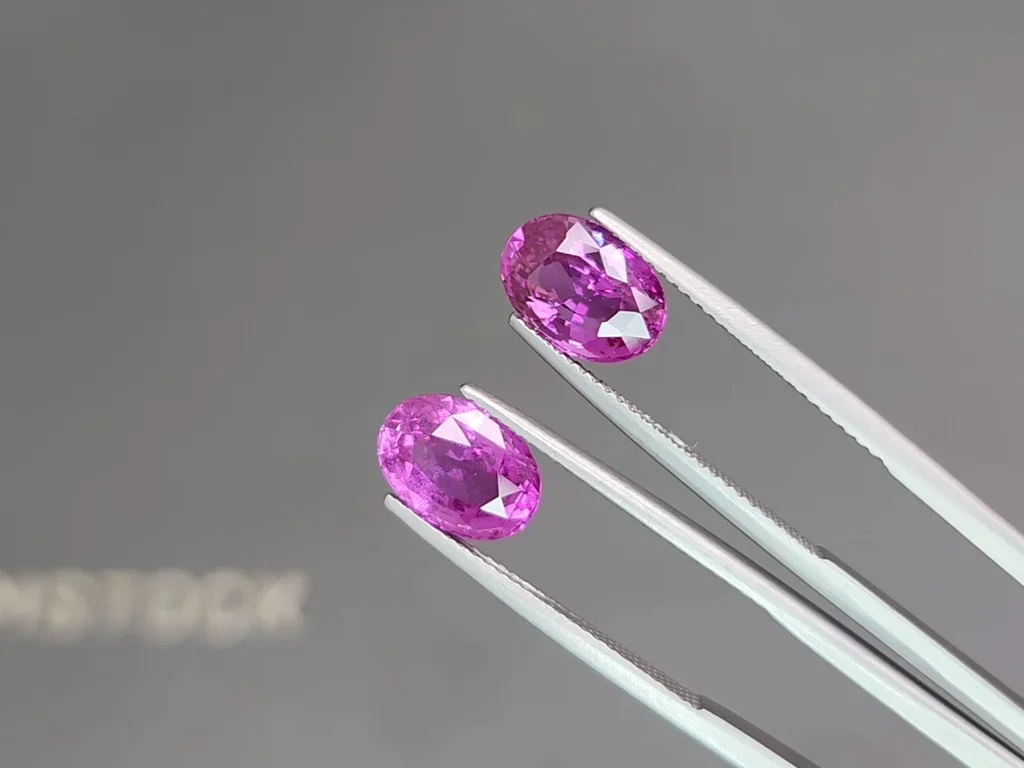 Pair of 6.10 ct oval-cut fuchsia pink sapphires  Image №3
