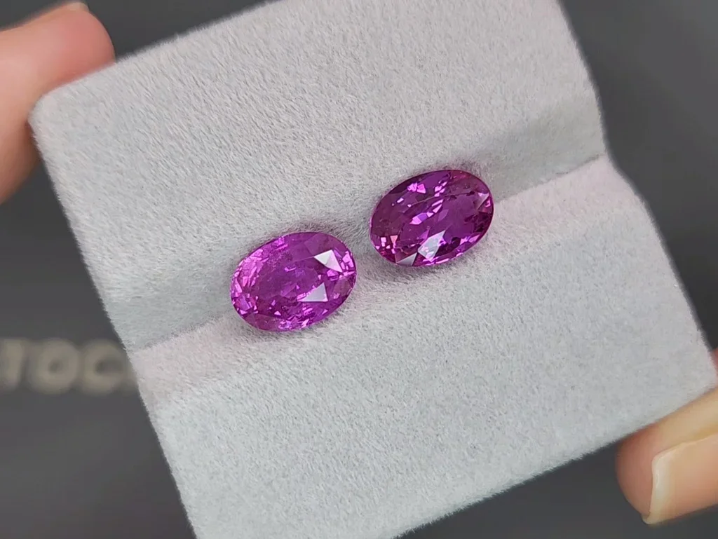 Pair of 6.10 ct oval-cut fuchsia pink sapphires  Image №4