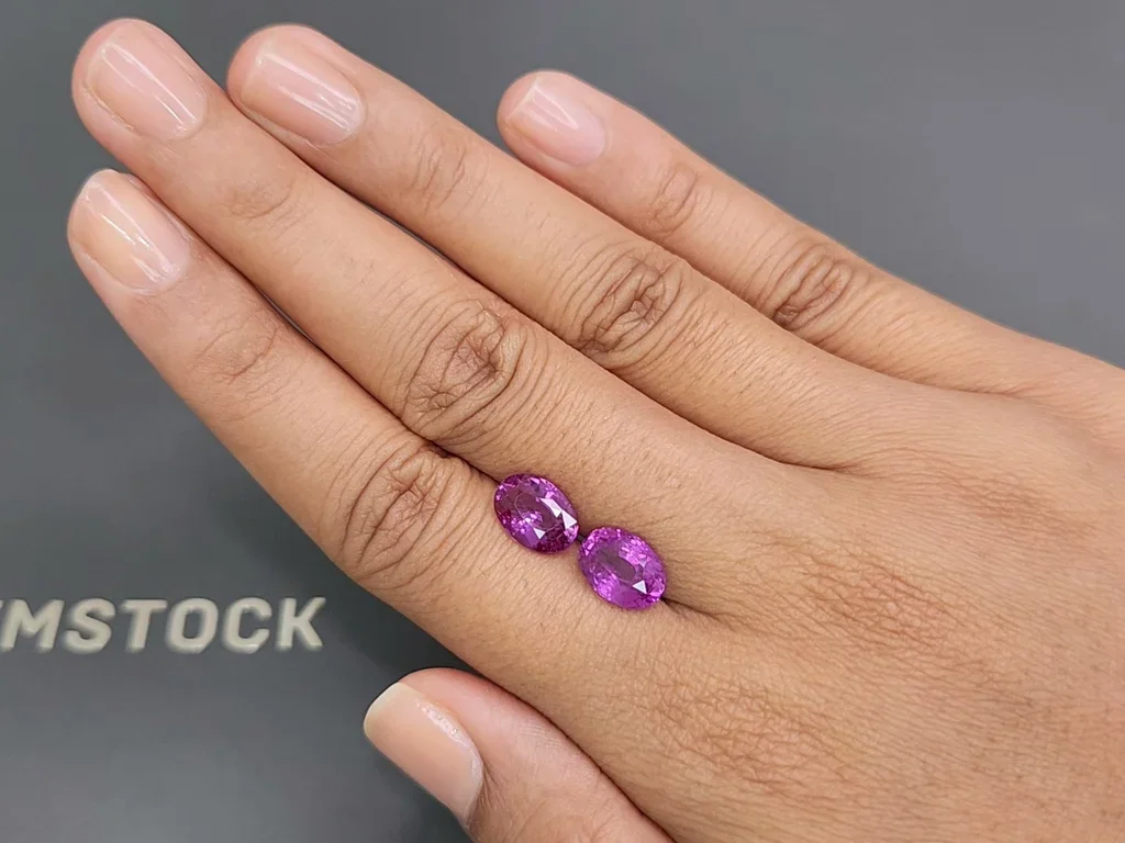 Pair of 6.10 ct oval-cut fuchsia pink sapphires  Image №2