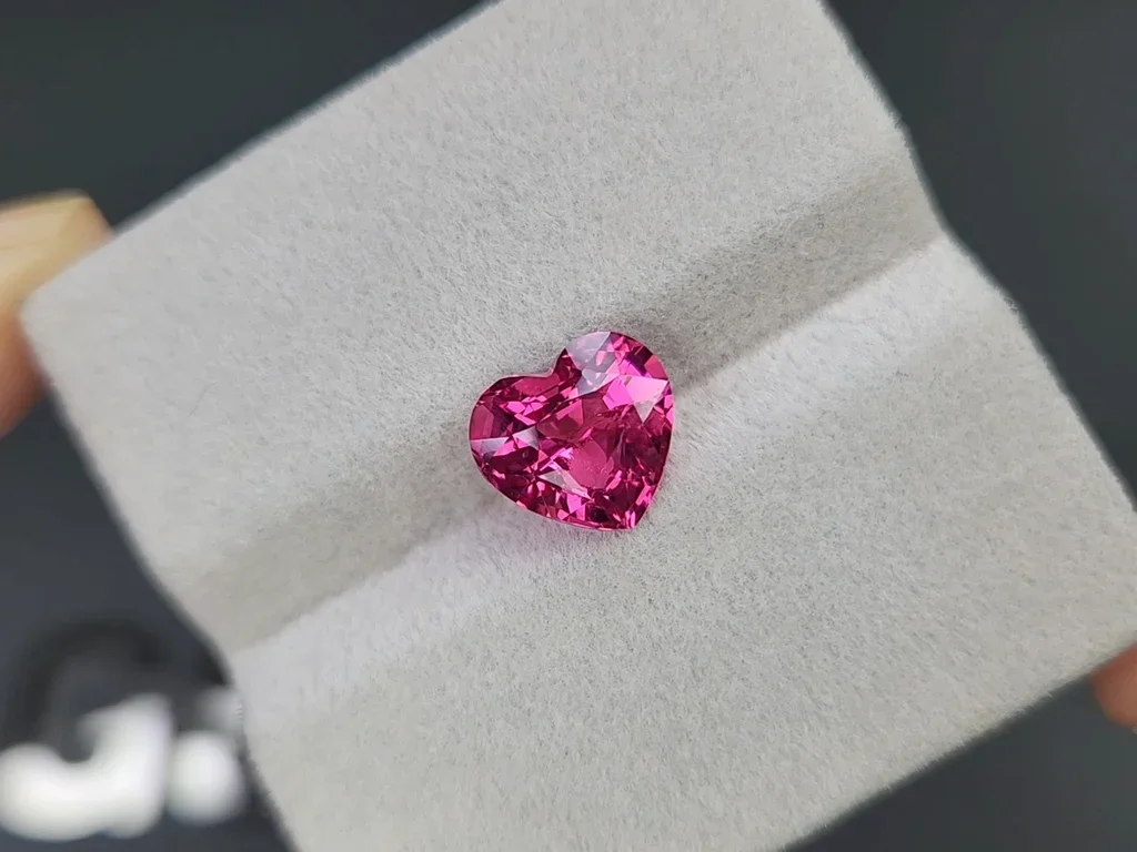 Vivid pink Mahenge spinel in heart shape 3.68 carats, Tanzania Image №4