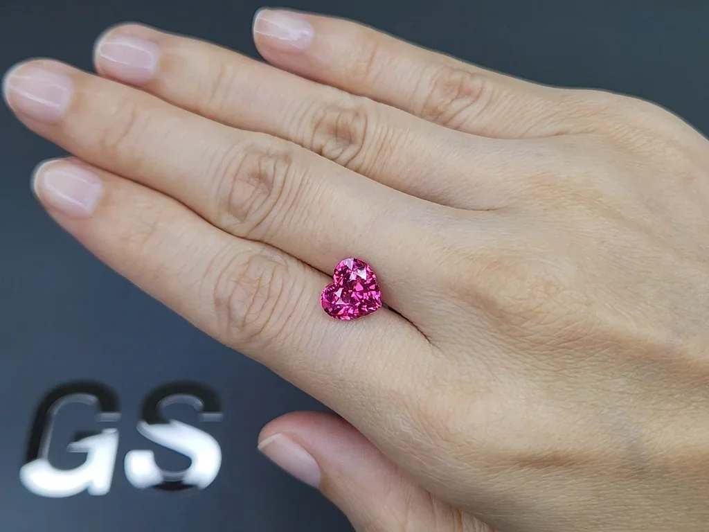 Vivid pink Mahenge spinel in heart shape 3.68 carats, Tanzania Image №2