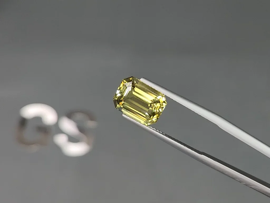 Yellow green chrysoberyl octagon cut  5.50 carats, Sri Lanka Image №3