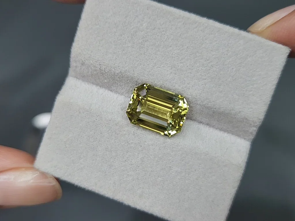 Yellow green chrysoberyl octagon cut  5.50 carats, Sri Lanka Image №4