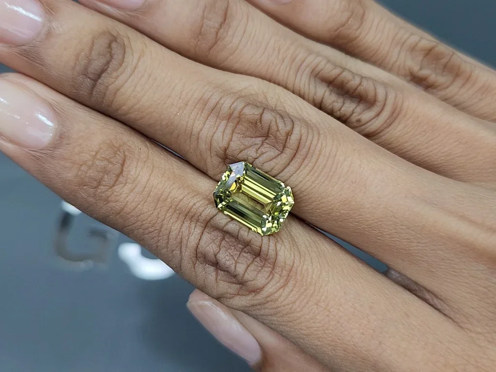 Yellow green chrysoberyl octagon cut  5.50 carats, Sri Lanka Image №2