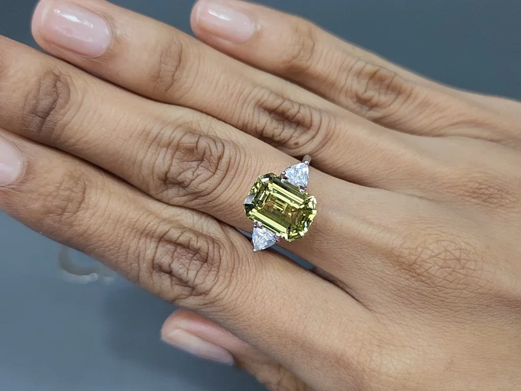Yellow green chrysoberyl octagon cut  5.50 carats, Sri Lanka Image №5
