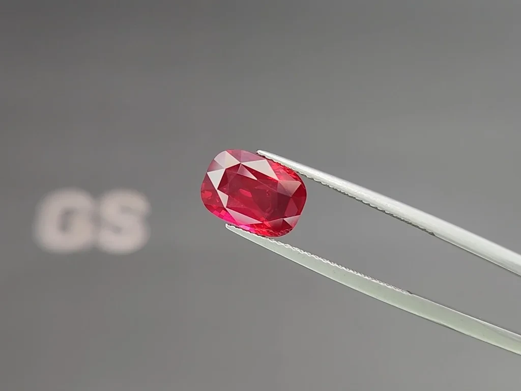 Red spinel Mahenge cushion cut 4.04 carats, Tanzania Image №3