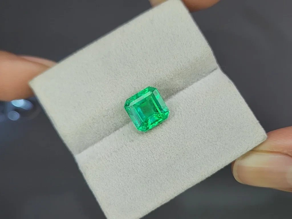 Emerald Intense Green octagon cut 2.94 carats, Colombia Image №4