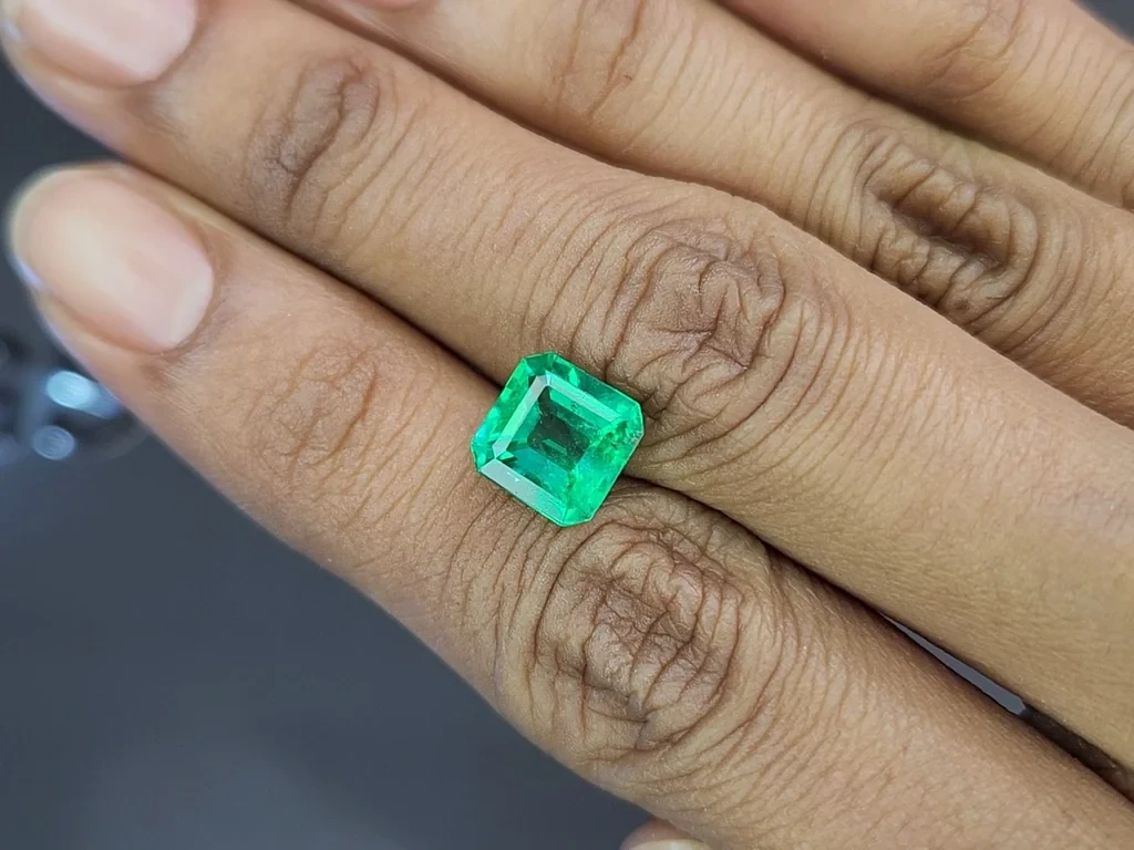 Emerald Intense Green octagon cut 2.94 carats, Colombia Image №2