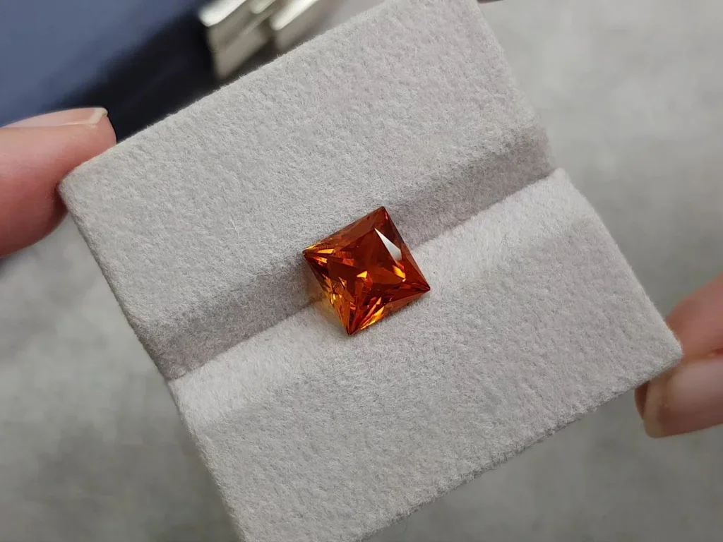 Vivid orange clinohumite in princess cut 3.80 ct, Afghanistan Image №3
