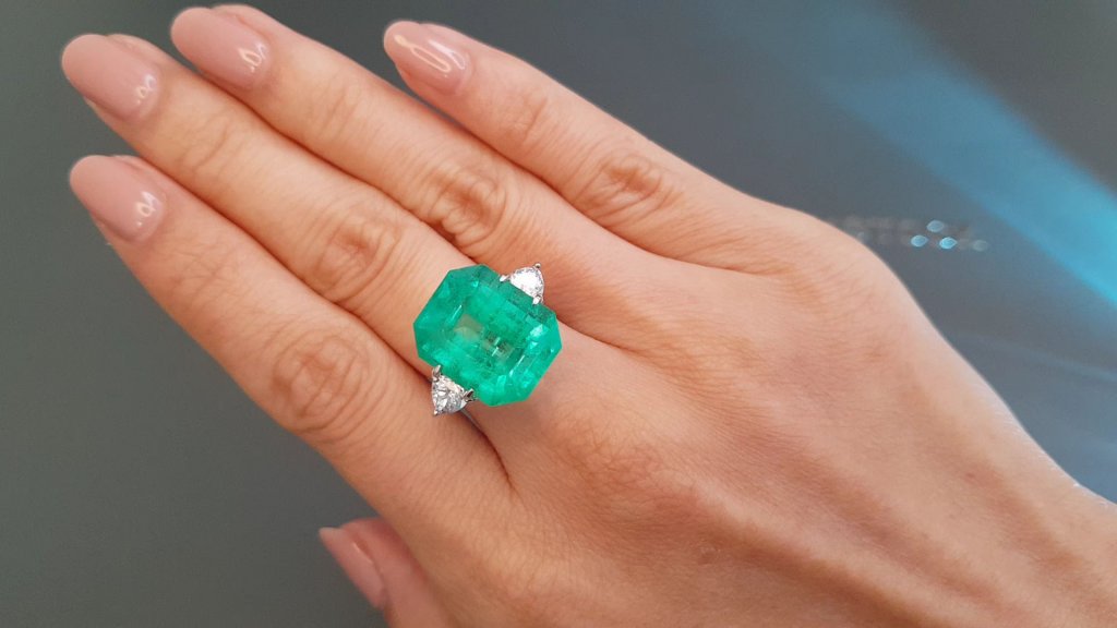 Large Vivid green Colombian emerald 13.26 carats Image №5