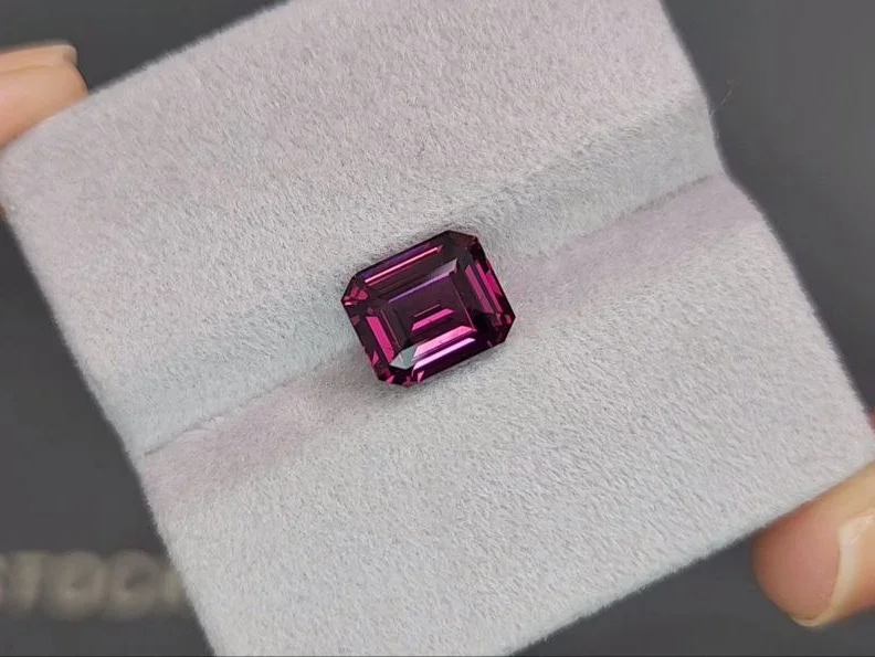 Octagon cut vivid red spinel 3,52 carats Image №4