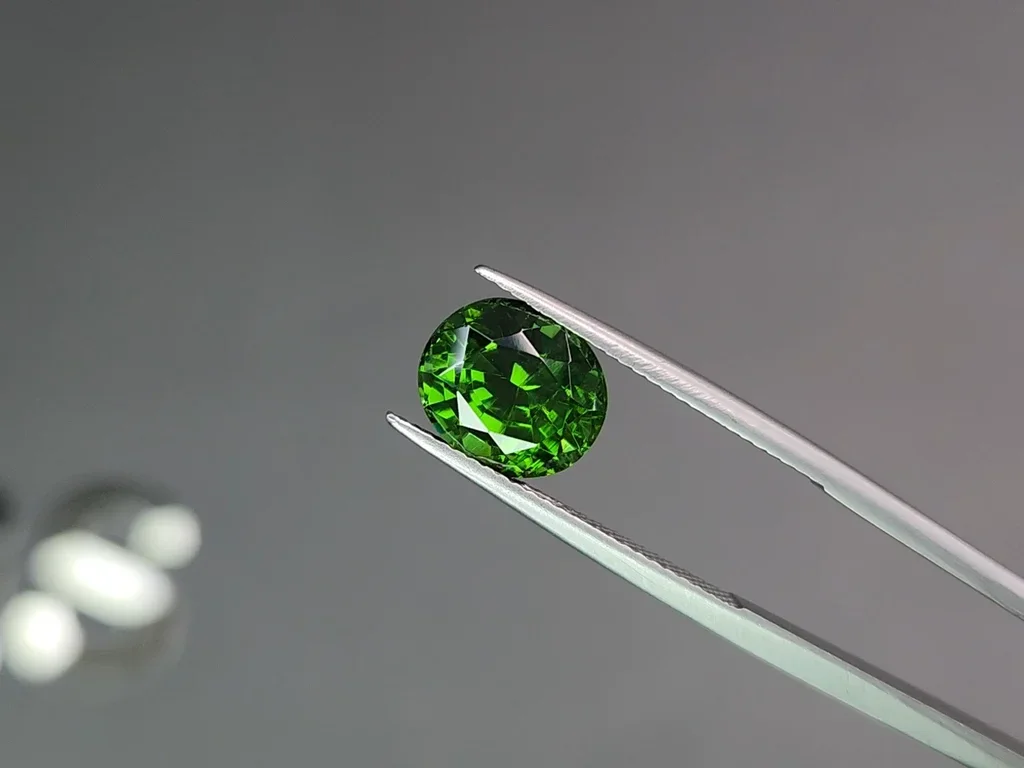 Vivid green zircon in oval cut 4.75 carats  Image №3