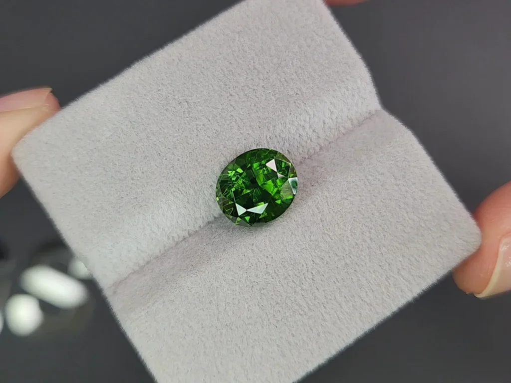 Vivid green zircon in oval cut 4.75 carats  Image №4