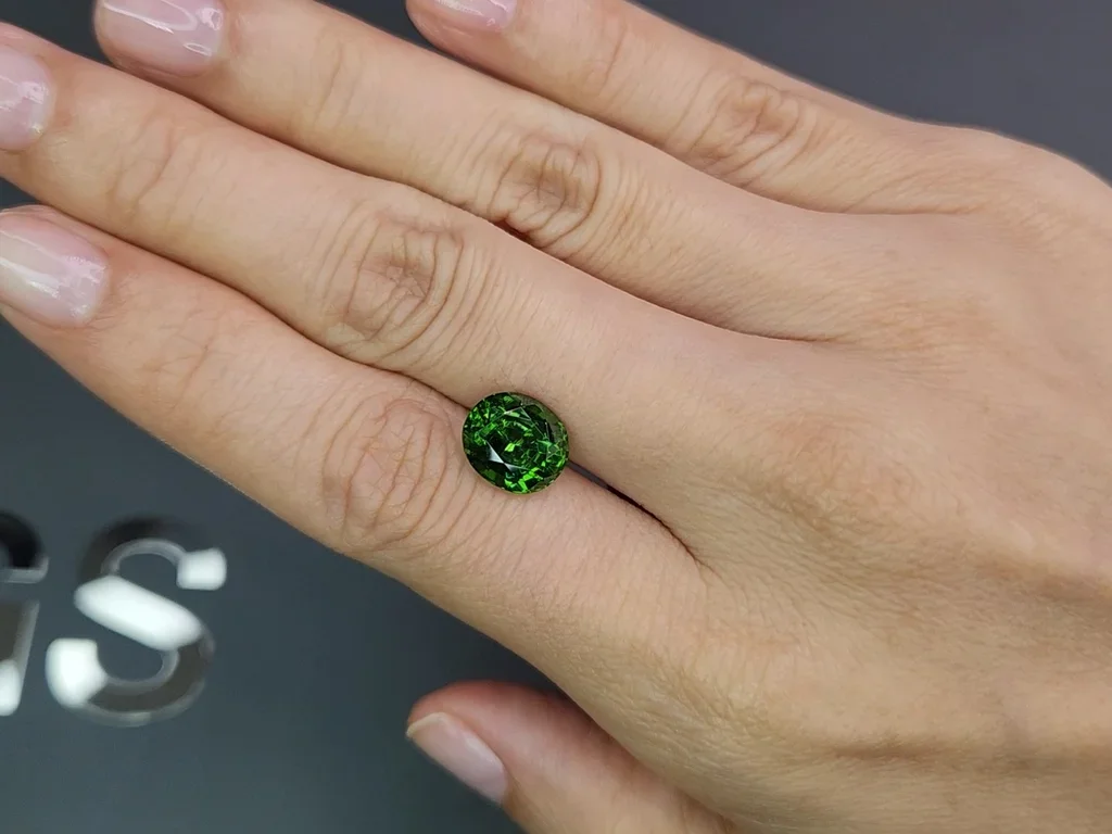 Vivid green zircon in oval cut 4.75 carats  Image №2