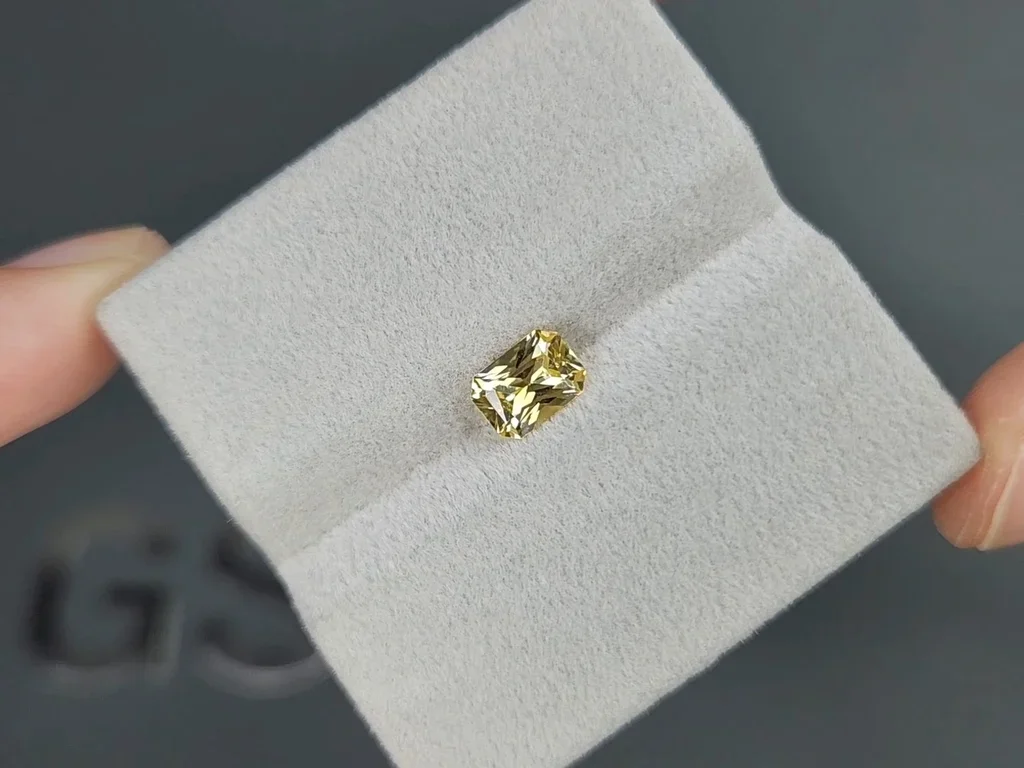 Yellow sapphire (Pastel Yellow) in radiant cut 1.06 carats, Sri Lanka Image №4